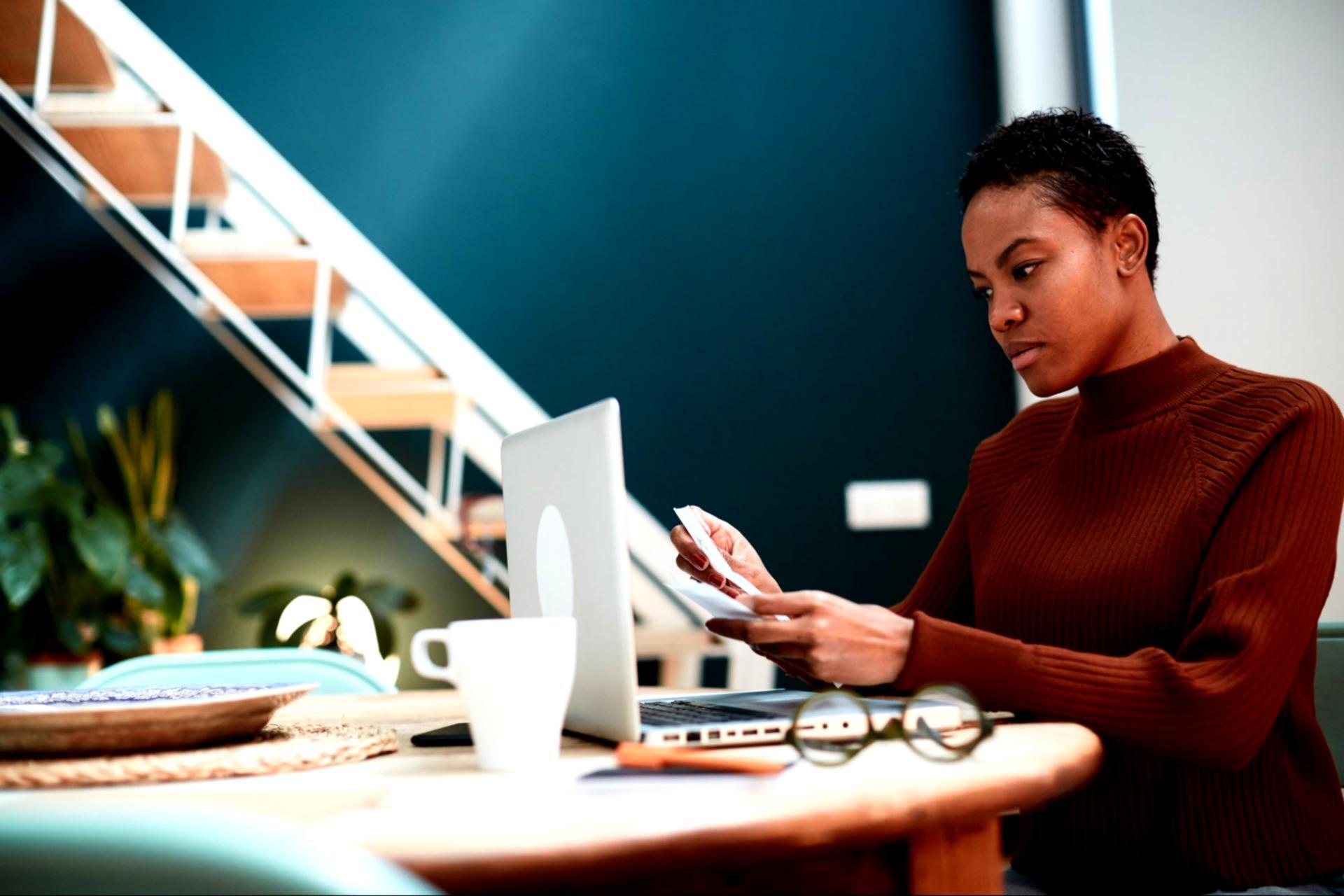 Студент працює над дизайном інтерфейсу на екрані комп'ютера